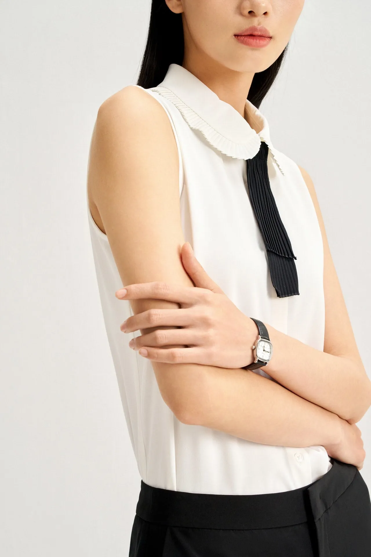 Sleevess Shirt Collar Blouse with Detachable Colour Blocked Tie